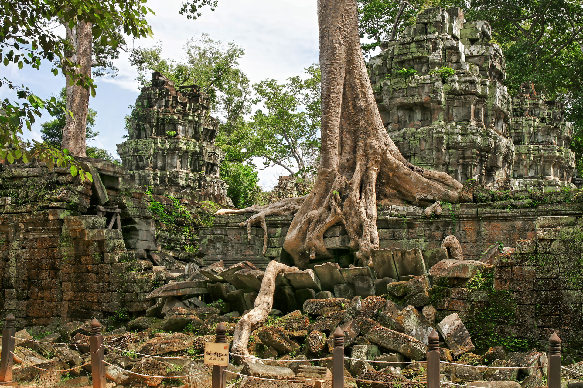 Ta Prohm ("königliches Kloster") ist ein zwischen dem späten 12. und frühen 13. Jahrhundert erbauter Tempel. Der Ta Prohm wurde während der Herrschaft des letzten großen Königs des Khmer-Reiches  erbaut, einem Anhänger des Mahayana-Buddhismus.